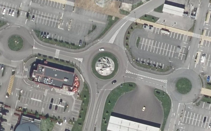 Vue aérienne du Rond-point anonyme n°103925832