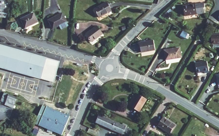 Vue aérienne du Rond-point anonyme n°1039329253