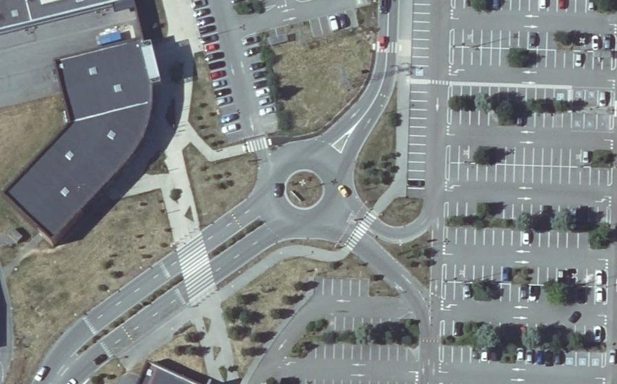 Vue aérienne du Rond-point anonyme n°1039331984