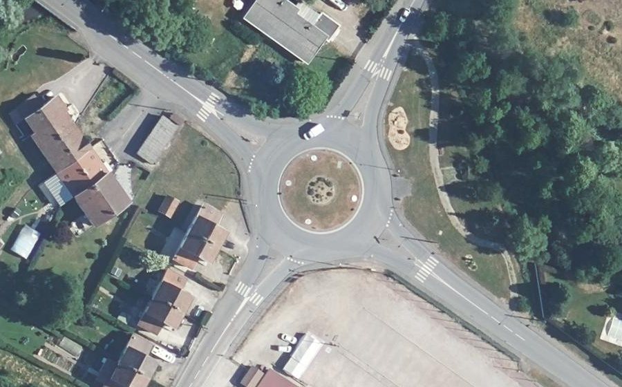 Vue aérienne du Rond-point anonyme n°103933231