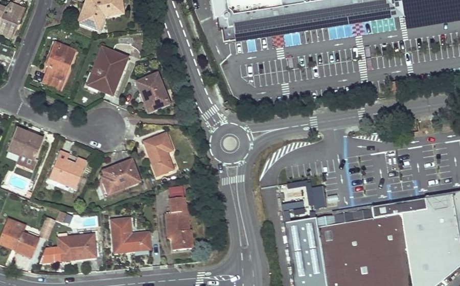 Vue aérienne du Rond-point anonyme n°103950311