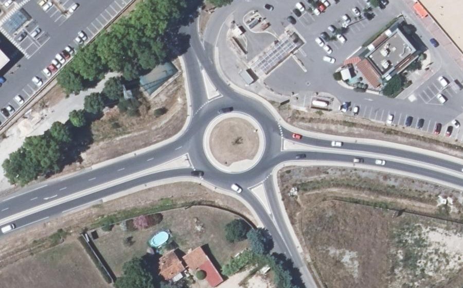 Vue aérienne du Rond-point anonyme n°1039575496