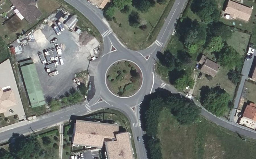Vue aérienne du Rond-point anonyme n°103969919
