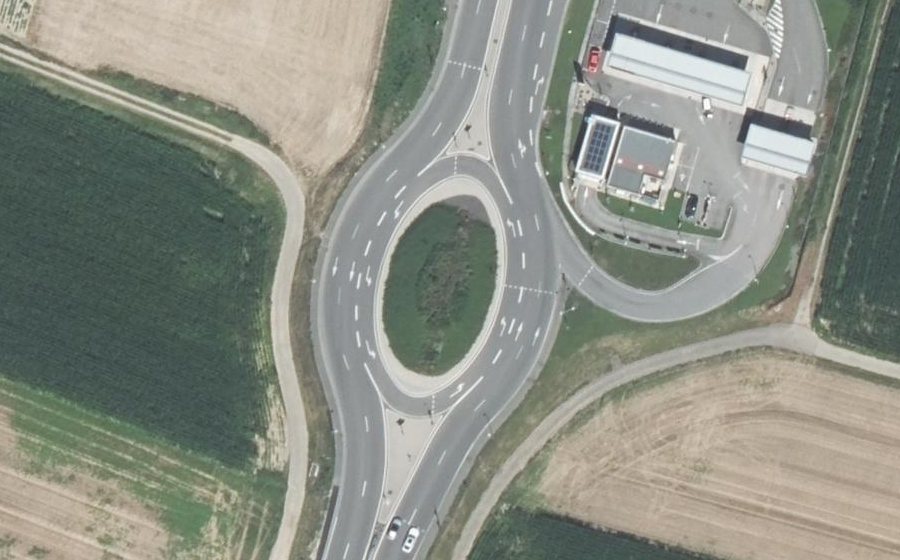 Vue aérienne du Rond-point anonyme n°1039829532