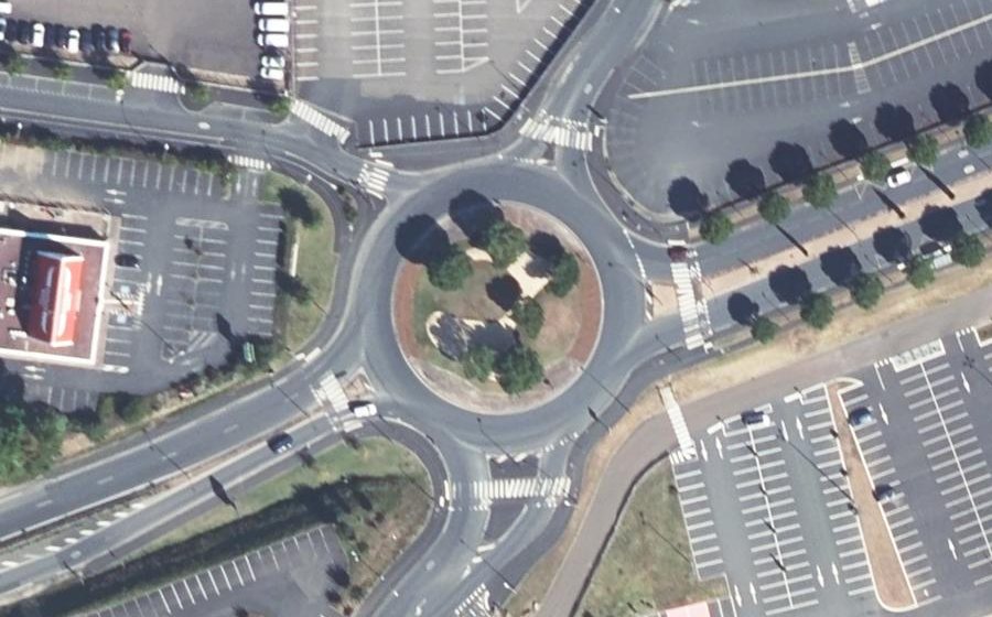 Vue aérienne du Rond-point anonyme n°103990624
