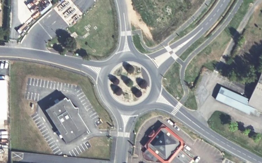 Vue aérienne du Rond-point anonyme n°103990683