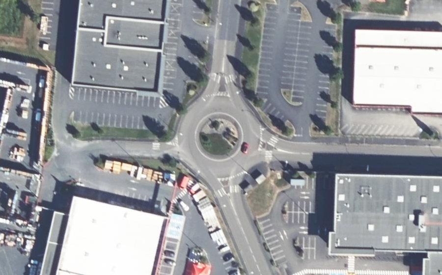 Vue aérienne du Rond-point anonyme n°103990726