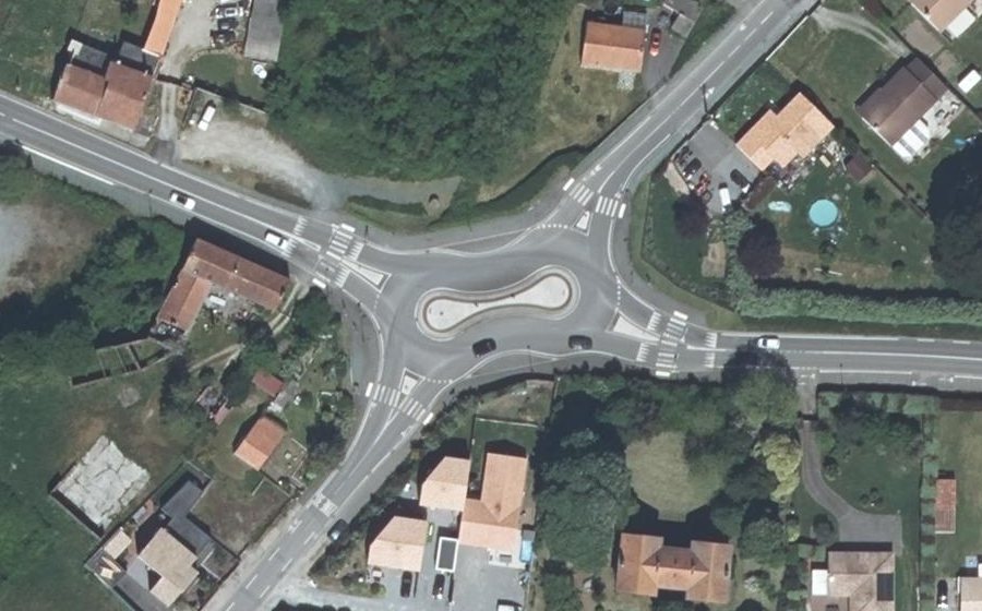 Vue aérienne du Rond-point anonyme n°1040223647