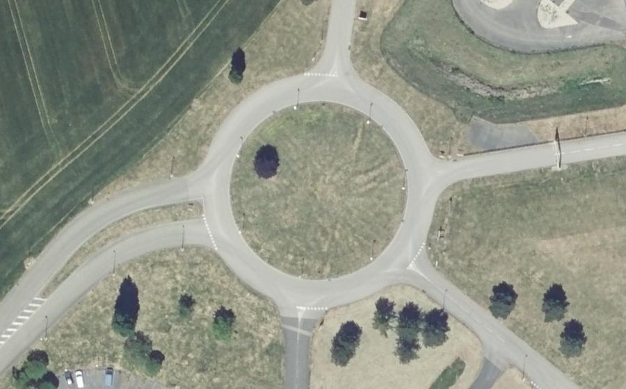 Vue aérienne du Rond-point anonyme n°104040870