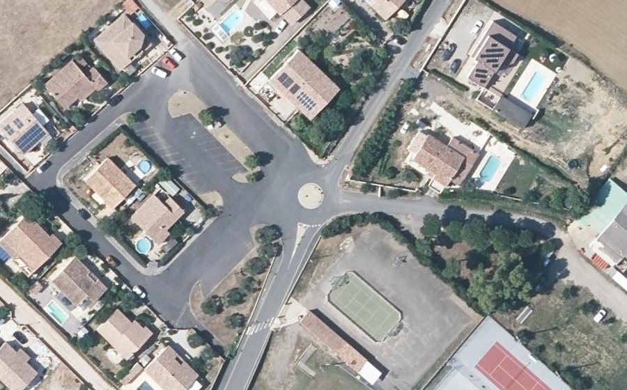 Vue aérienne du Rond-point anonyme n°1040771538