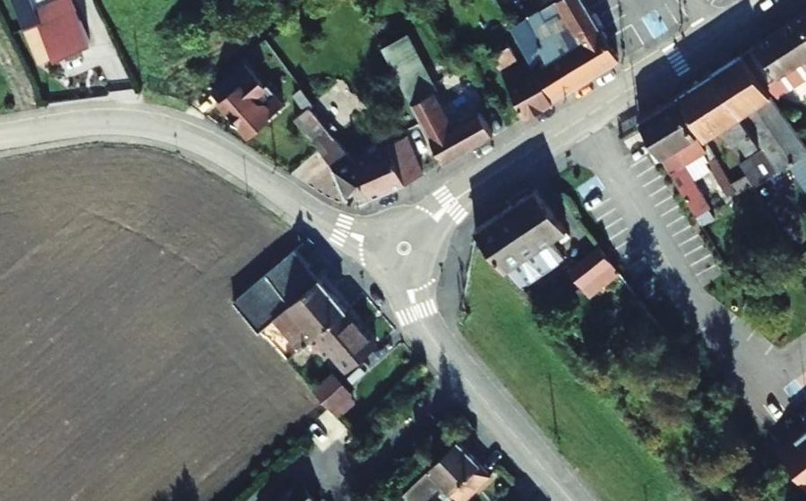 Vue aérienne du Rond-point anonyme n°1041210463