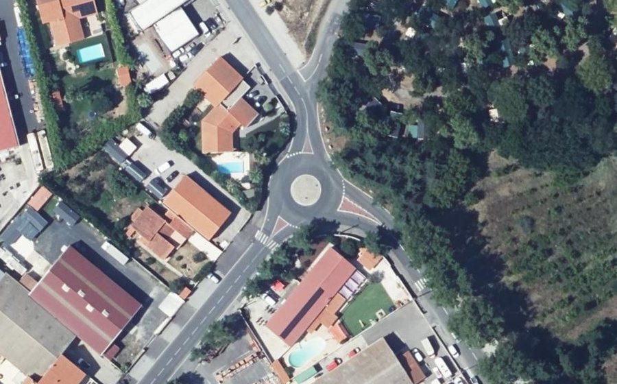 Vue aérienne du Rond-point anonyme n°1041295212
