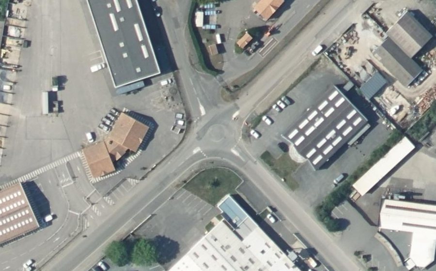Vue aérienne du Rond-point anonyme n°104130412