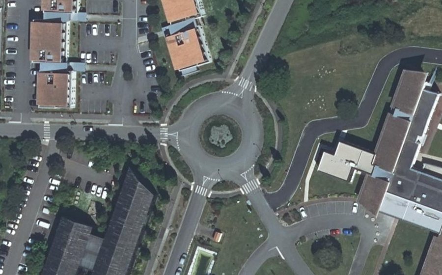 Vue aérienne du Rond-point anonyme n°104166439