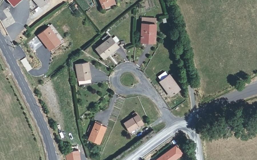 Vue aérienne du Rond-point anonyme n°104175722