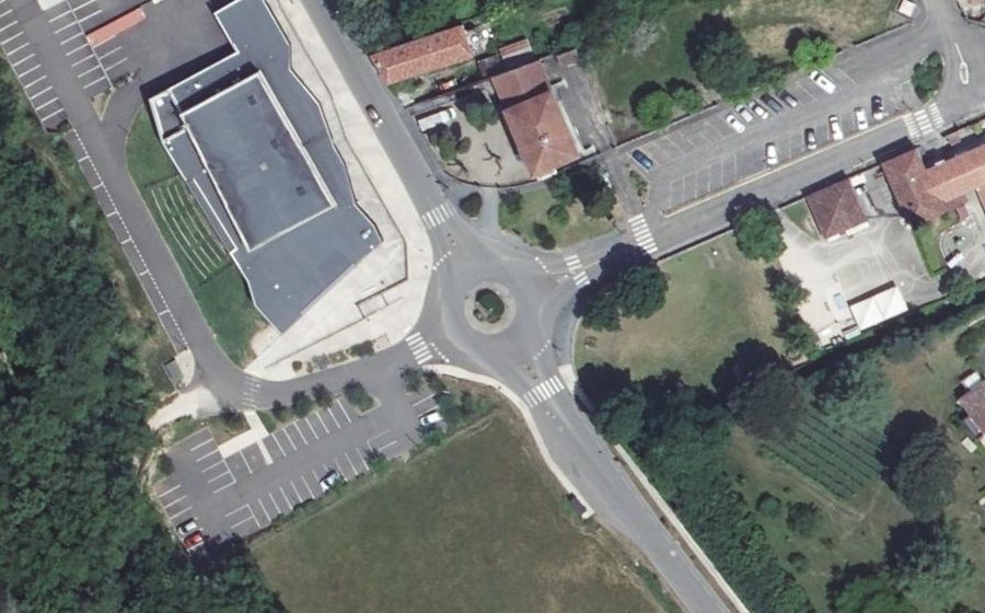 Vue aérienne du Rond-point anonyme n°104179285
