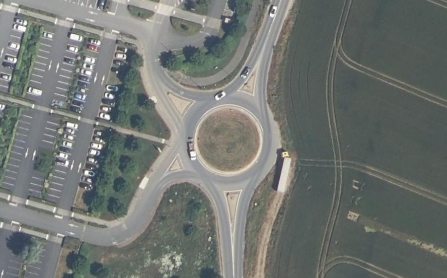 Vue aérienne du Rond-point anonyme n°104188626
