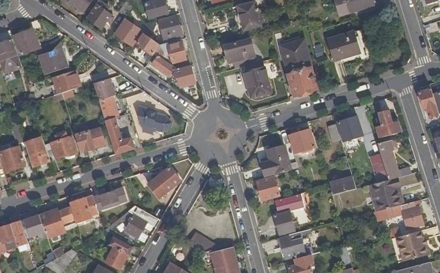 Vue aérienne du Rond-Point du 11 Novembre 1918 et du 8 Mai 1945