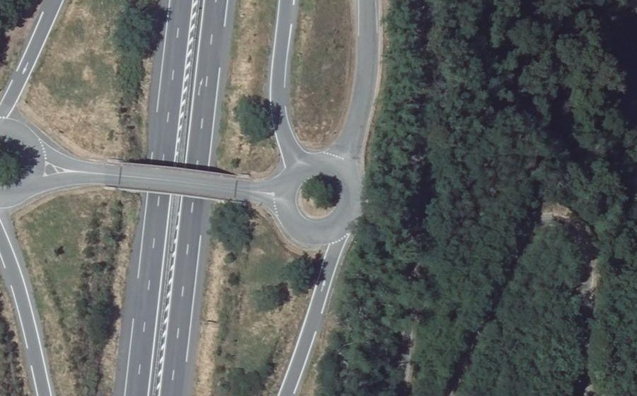 Vue aérienne du Rond-point anonyme n°104203146