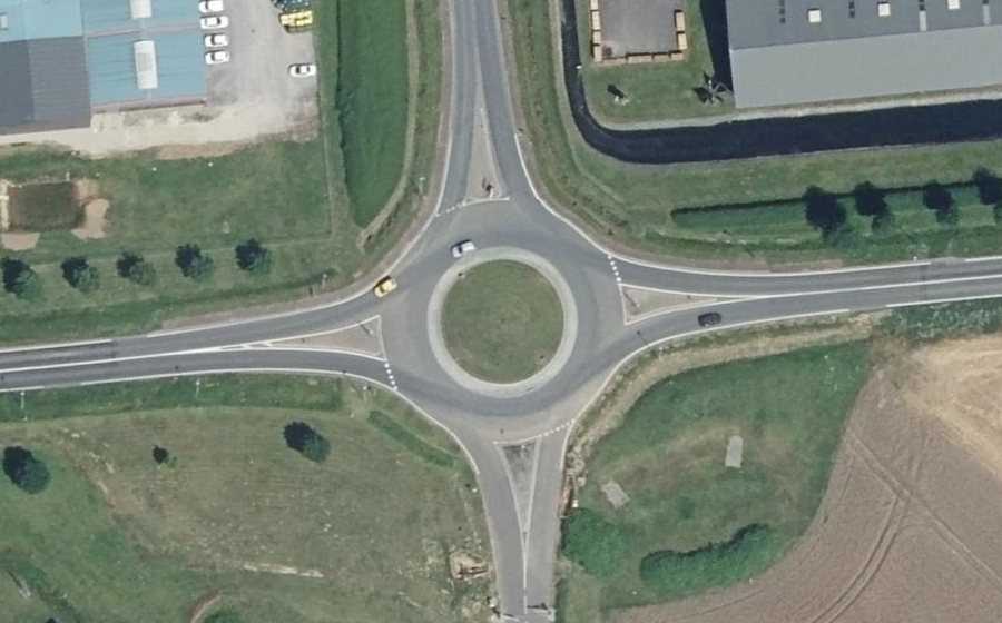 Vue aérienne du Rond-point anonyme n°104205238