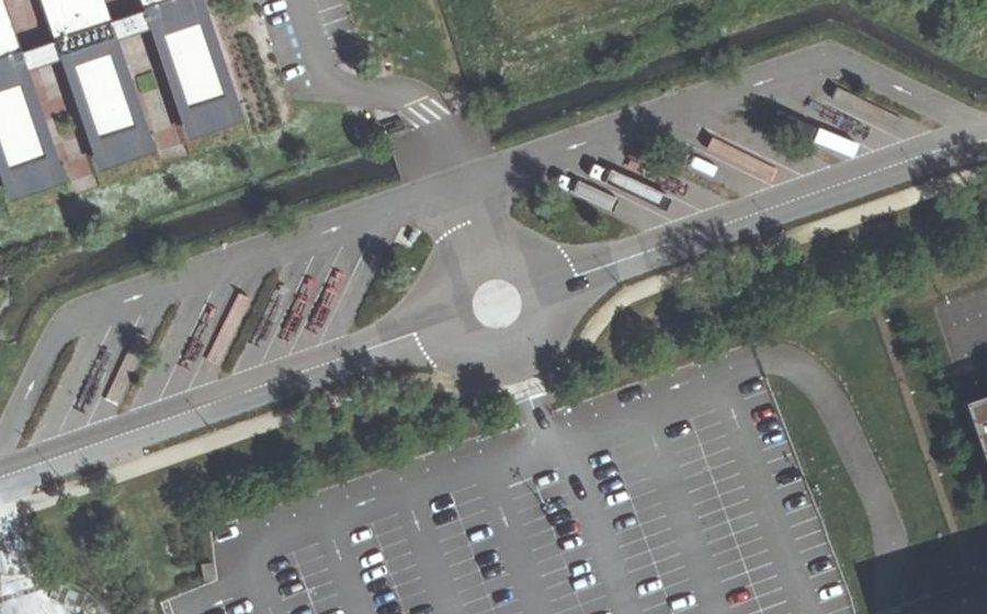 Vue aérienne du Rond-point anonyme n°1042181442