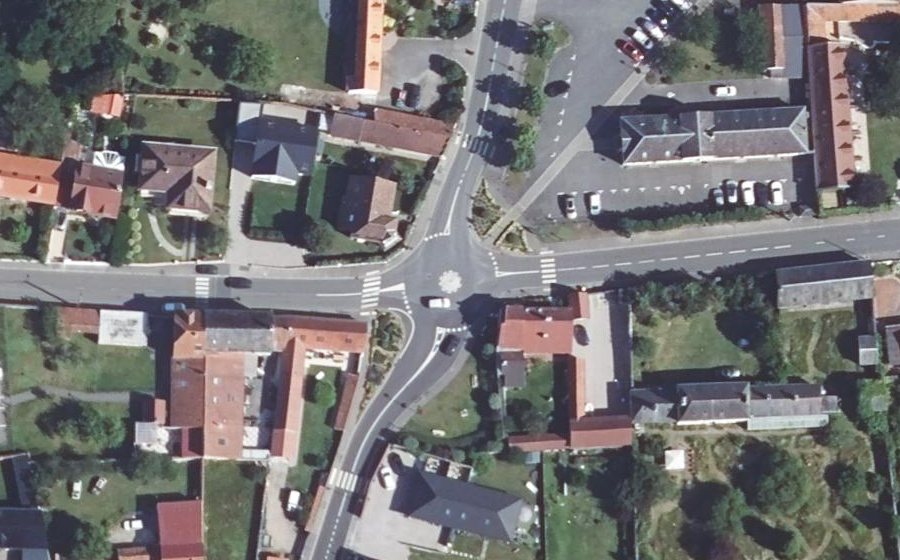 Vue aérienne du Rond-point anonyme n°1042366864