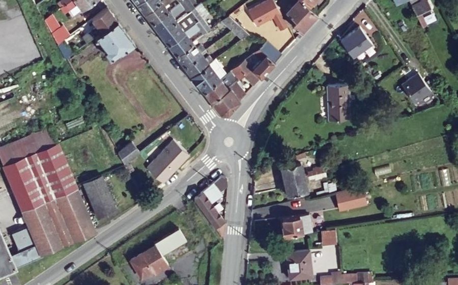 Vue aérienne du Rond-point anonyme n°1042755945