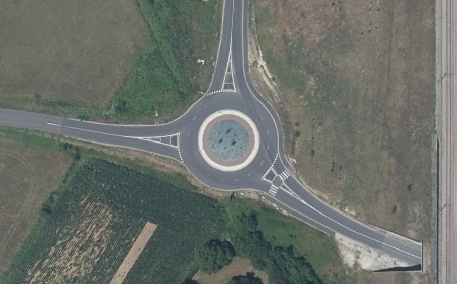 Vue aérienne du Rond-point anonyme n°1042799390