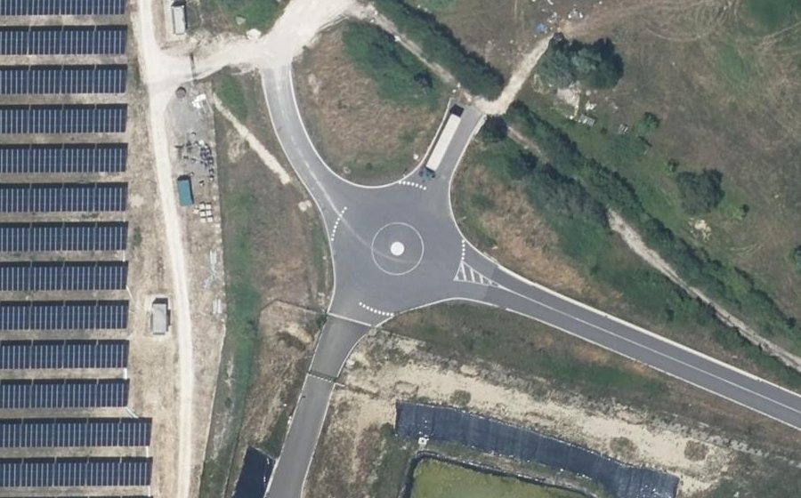 Vue aérienne du Rond-point anonyme n°1042799394