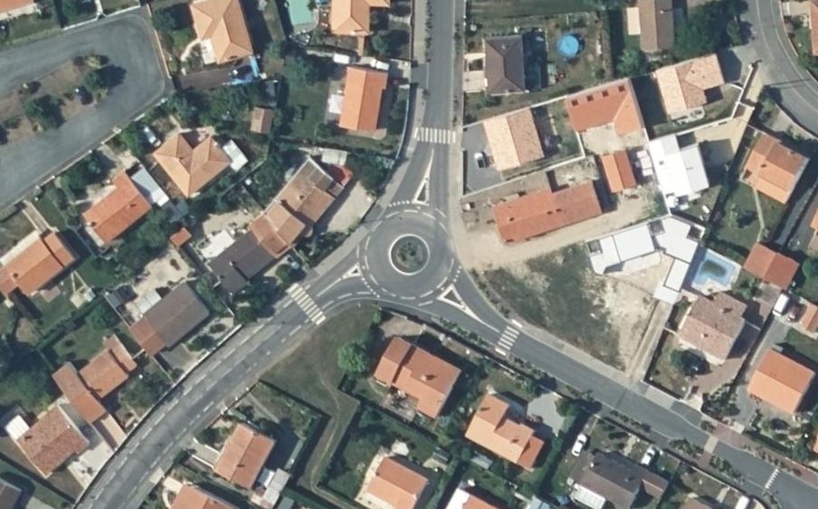 Vue aérienne du Rond-point anonyme n°104322213