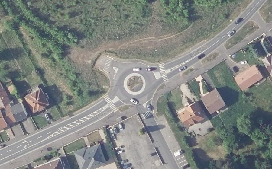 Vue aérienne du Rond-point anonyme n°1043471294