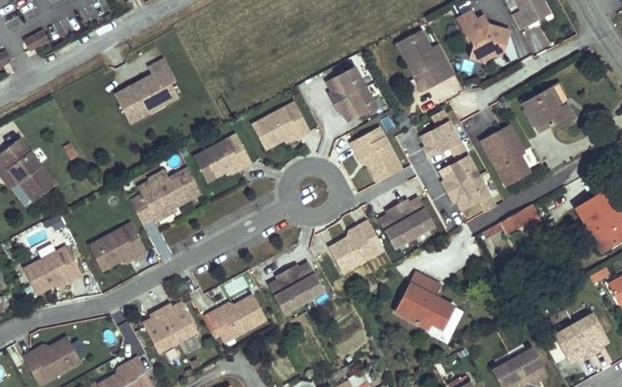 Vue aérienne du Rond-point anonyme n°104358760