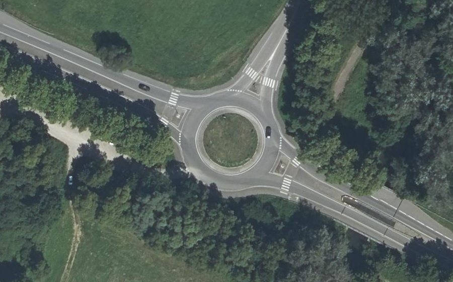 Vue aérienne du Rond-point anonyme n°104360473