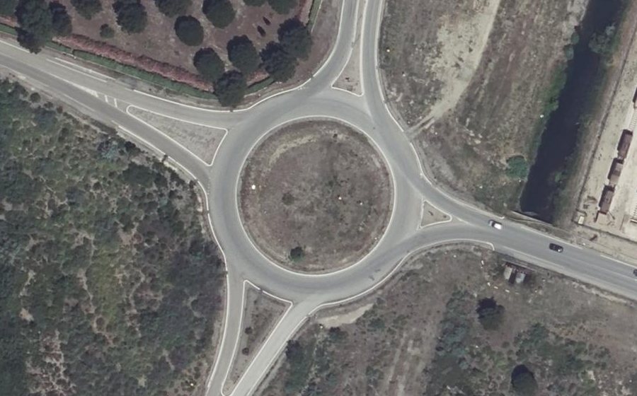 Vue aérienne du Rond-point anonyme n°104384234