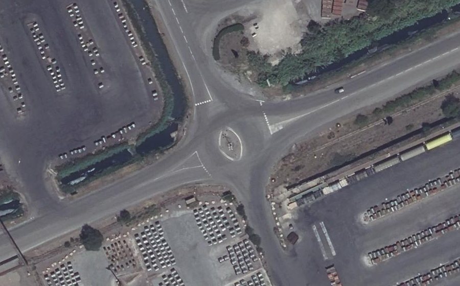 Vue aérienne du Rond-point anonyme n°104384309
