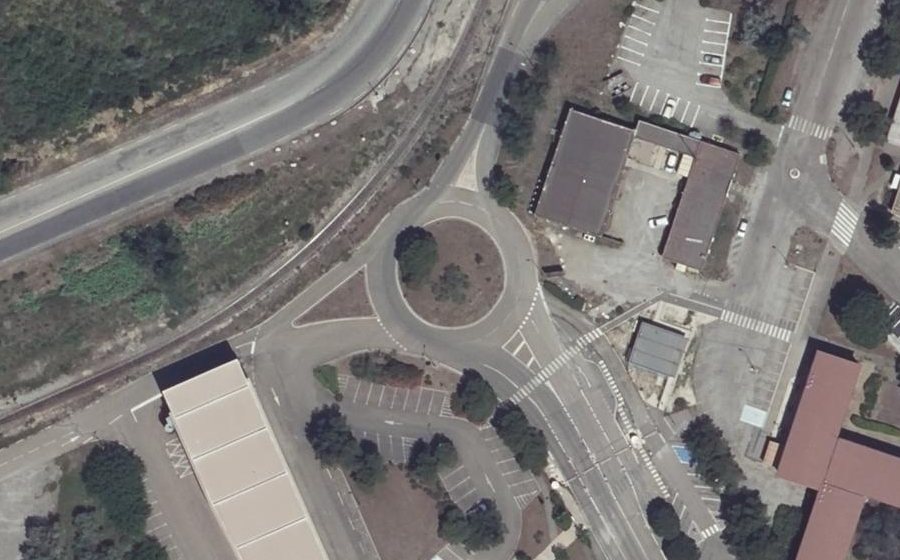 Vue aérienne du Rond-point anonyme n°104384321