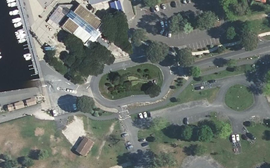 Vue aérienne du Rond-point anonyme n°104385869