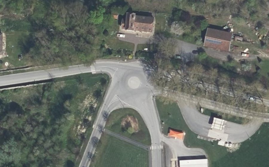 Vue aérienne du Rond-point anonyme n°104392959