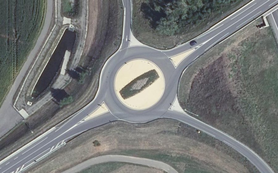 Vue aérienne du Rond-point anonyme n°1044077903