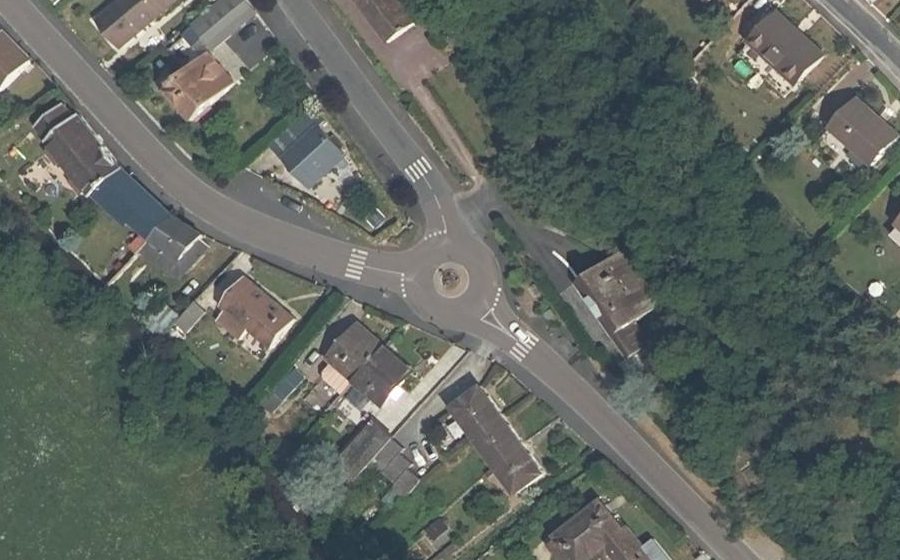 Vue aérienne du Rond-point anonyme n°1044167929