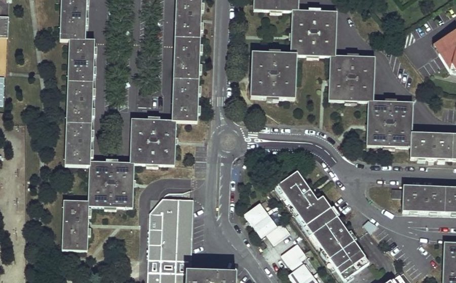 Vue aérienne du Rond-point anonyme n°104423672