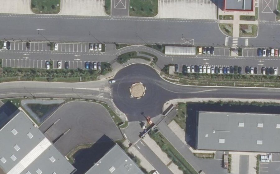Vue aérienne du Rond-point anonyme n°1044320905