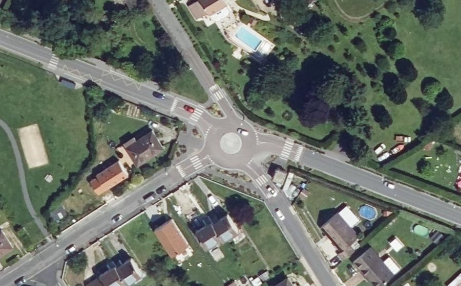 Vue aérienne du Rond-point anonyme n°1044427274