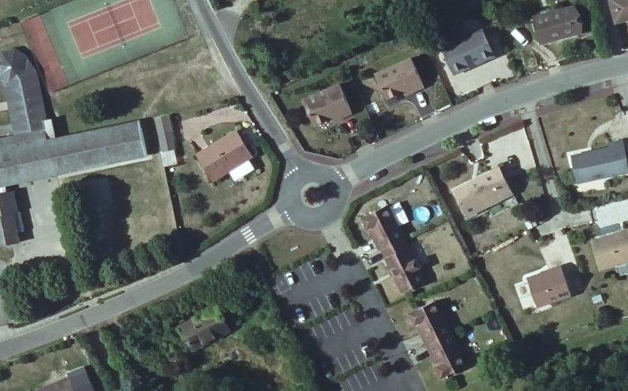 Vue aérienne du Rond-point anonyme n°1044431428