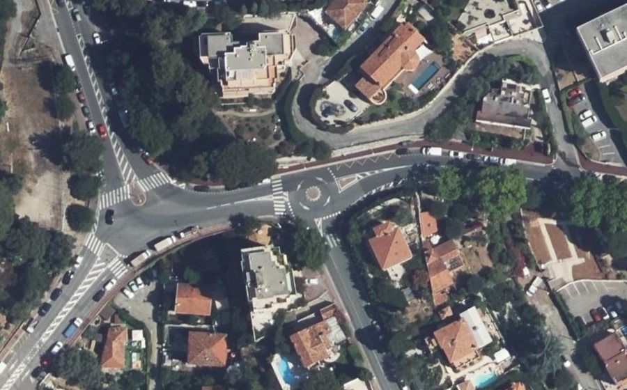 Vue aérienne du Rond-point anonyme n°1044439554