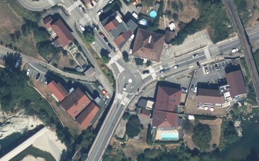 Vue aérienne du Rond-point anonyme n°1044701088