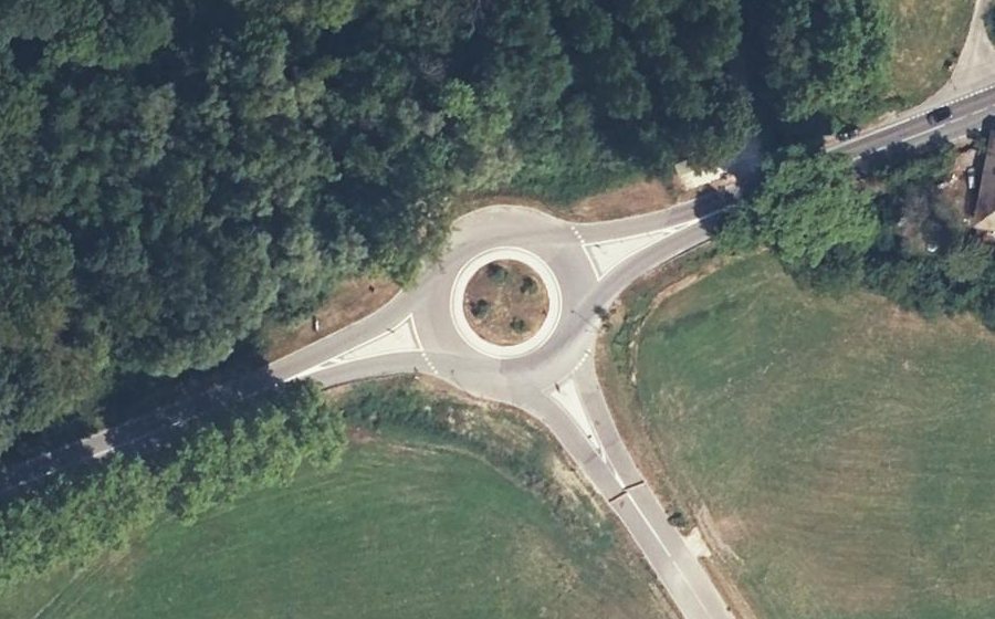 Vue aérienne du Rond-point anonyme n°1044716086