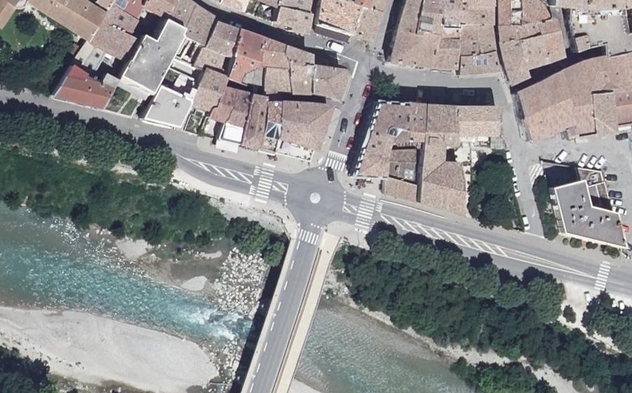 Vue aérienne du Rond-point anonyme n°1044817242
