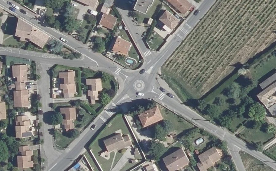 Vue aérienne du Rond-point anonyme n°1044817791