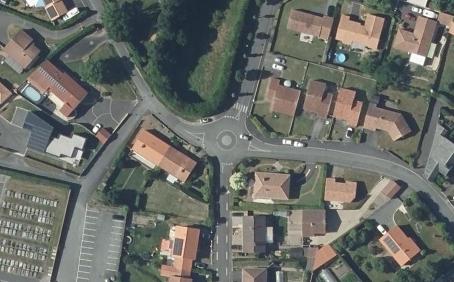Vue aérienne du Rond-point anonyme n°104491474